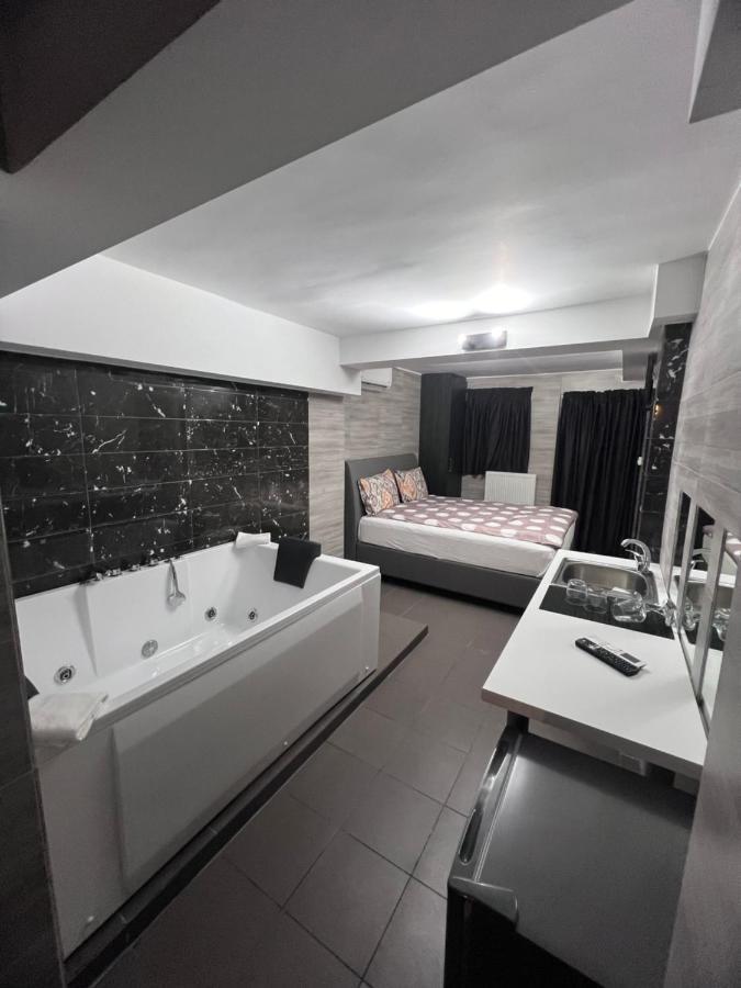 Jacuzzi Suites 2 Thessaloniki Buitenkant foto